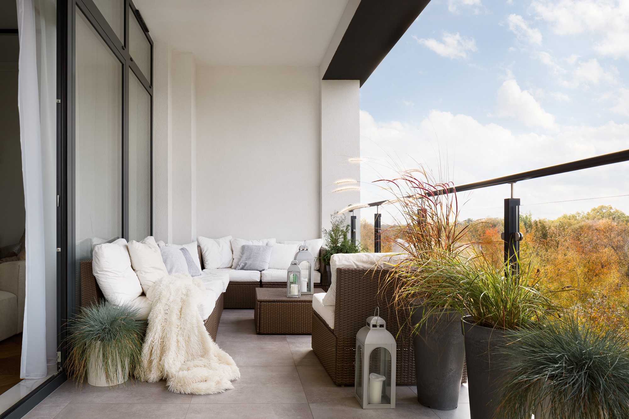 Modny balkon 2022 - balkon w stylu minimalistycznym