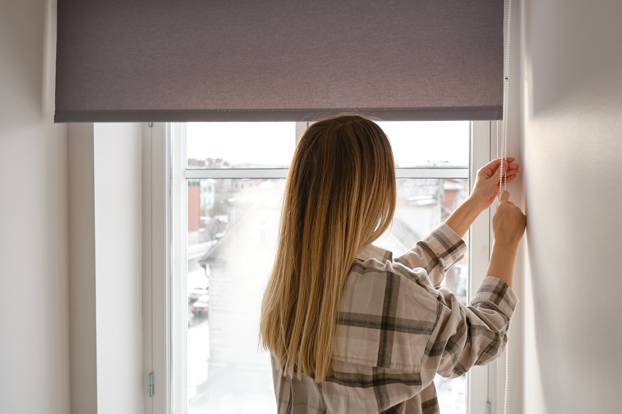 Zamykanie i zasłanianie okien rano to podstawowy trik na ochłodzenie temperatury w mieszkaniu